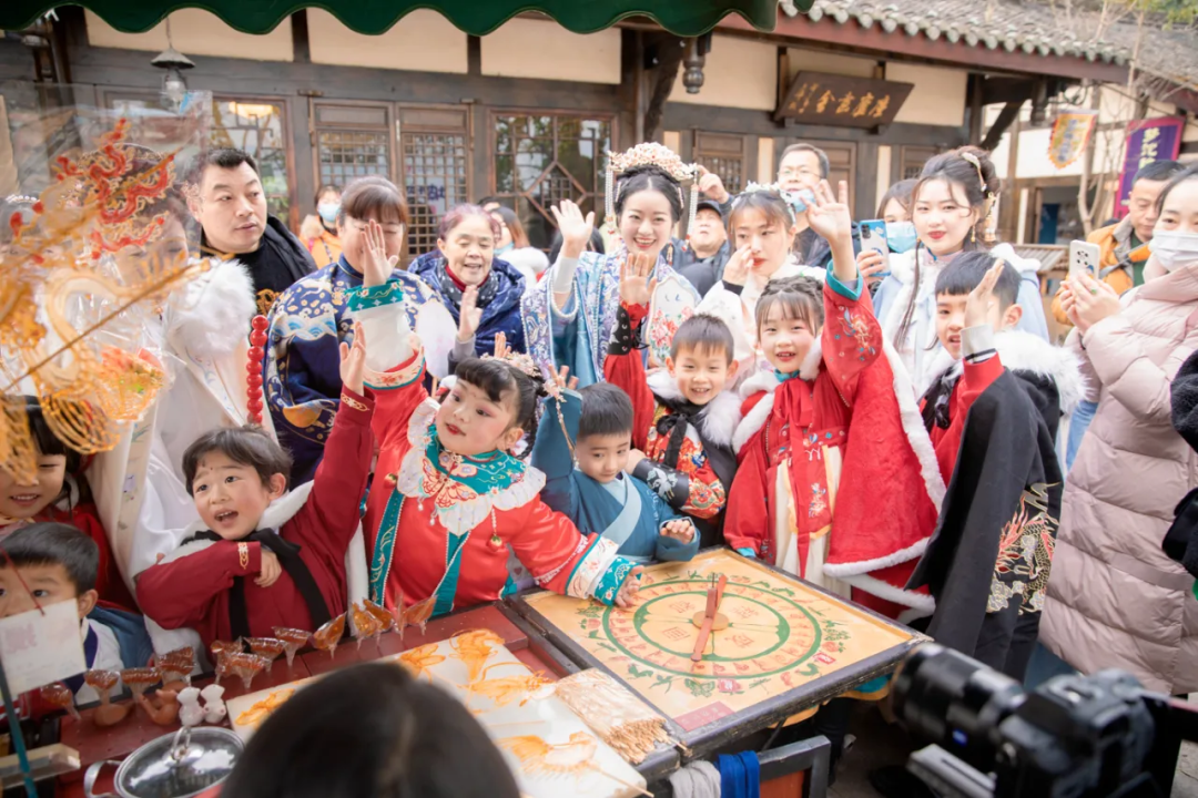 大年初三小年朝，相聚安仁合家欢