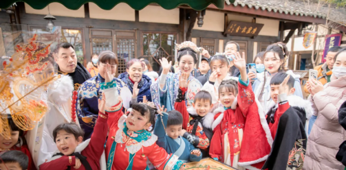 大年初三小年朝，相聚安仁合家欢