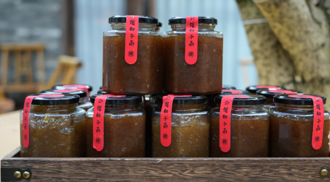 安仁的秋，藏在一杯柚子茶里——从百年老树上摘下，熬成了时光的甜