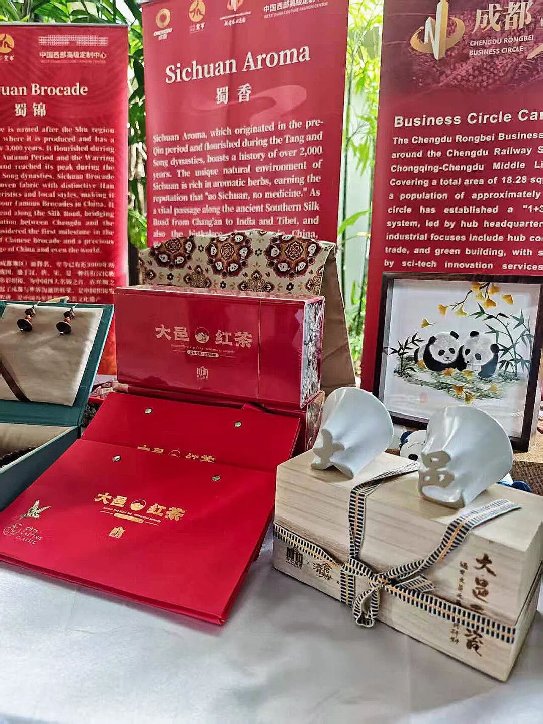 安仁雅物，遇见塞舌尔丨大邑红茶与白瓷杯亮相国际时装周！